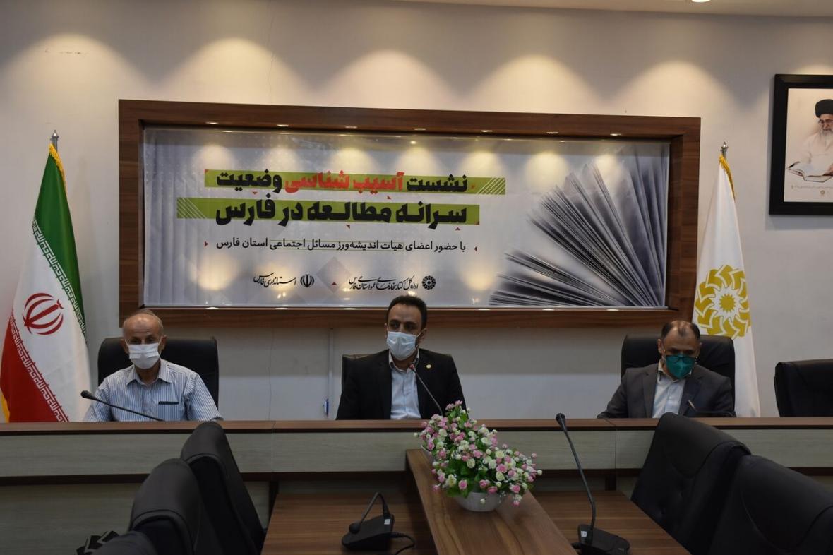 خبرنگاران مدیرکل کتابخانه های عمومی فارس: سیاست های ترویج کتابخوانی احتیاج به بازنگری دارند