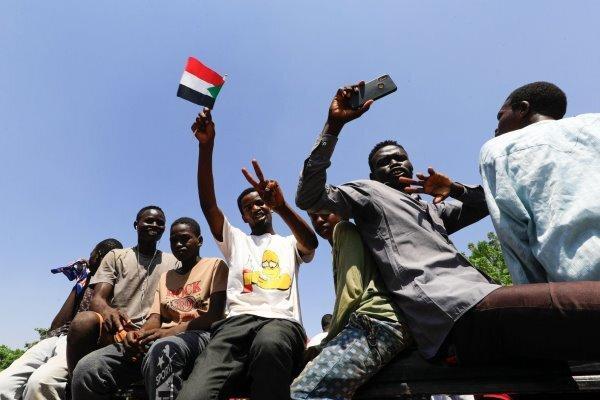 هزاران نفر در مرکز سودان خواهان انحلال دولت انتقالی شدند