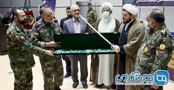 فرمانده نیروی زمینی ارتش یک شمشیر قاجاری را به موزه قم اهدا کرد