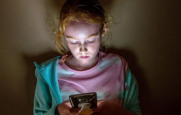 چه زمانی باید برای کودک مان گوشی هوشمند بخریم؟